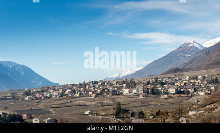 Schlenker Strasse oberhalb Sondrio, eine italienische Gemeinde im Herzen der Wein produzierenden Valtellina Region - Bevölkerung 20.000 Stockfoto