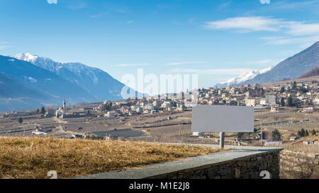 Leere Zeichen mit Blick auf die Weinberge über Sondrio, eine italienische Gemeinde im Herzen der Wein produzierenden Valtellina region Stockfoto