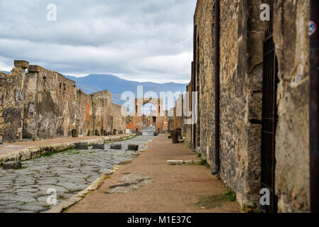 Ruinen der antiken Stadt Pompeji, die von Vulkan Vesuv zerstört, zwei vor Jahrtausenden, 79 AD. für Besucher geöffnet, ein beliebtes Ziel für Touris Stockfoto