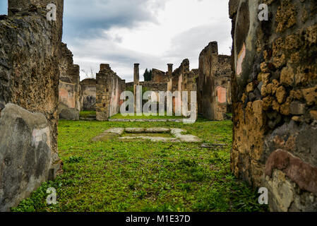 Ruinen der antiken Stadt Pompeji, die von Vulkan Vesuv zerstört, zwei vor Jahrtausenden, 79 AD. für Besucher geöffnet, ein beliebtes Ziel für Touris Stockfoto