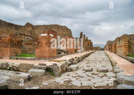 Ruinen der antiken Stadt Pompeji, die von Vulkan Vesuv zerstört, zwei vor Jahrtausenden, 79 AD. für Besucher geöffnet, ein beliebtes Ziel für Touris Stockfoto