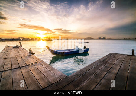 Holzbrücke von Clan kauen Steg bei Sonnenaufgang in Georgetown, Penang. Es gibt acht verschiedene Clans, die noch hier wohnen. Stockfoto