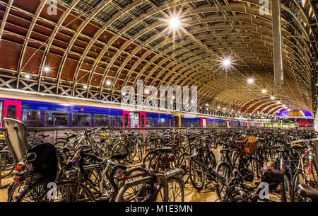 Die fahrradständer am Bahnhof Paddington, London. Stockfoto