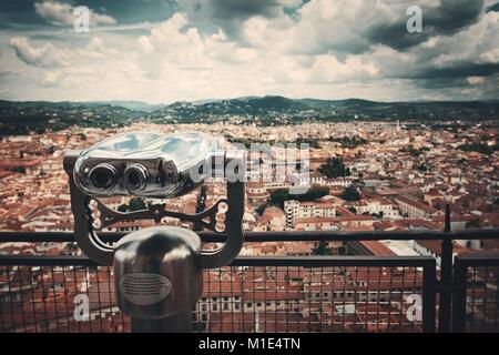 Fernglas an Spitze der Dom Santa Maria Del Fiore in Florenz Italien betrachtet aus Spitze der Kuppel. Stockfoto