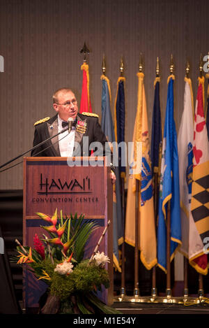 Generalmajor Arthur J. Logan liefert Erläuterungen während der Pennsylvania National Guard Geburtstag Gedenkfeier in Honolulu, Hawaii Dez. 15, 2017 im Hawaii Convention Center. Der Geburtstag ball feierte 381 Jahre der Pennsylvania National Guard. (U.S. Army National Guard Stockfoto