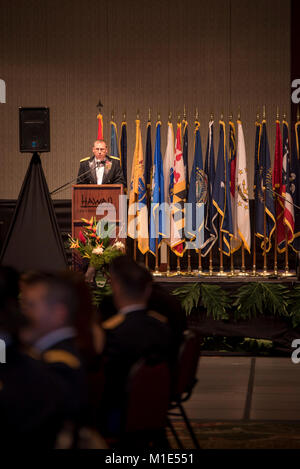 Generalmajor Arthur J. Logan liefert Erläuterungen während der Pennsylvania National Guard Geburtstag Gedenkfeier in Honolulu, Hawaii Dez. 15, 2017 im Hawaii Convention Center. Der Geburtstag ball feierte 381 Jahre der Pennsylvania National Guard. (U.S. Army National Guard Stockfoto