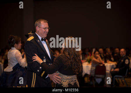 Generalmajor Arthur J. Logan Tänze mit seiner Frau als Teil einer Führungsperson Tanz bei der Oregon National Guard Geburtstag Gedenkfeier in Honolulu, Hawaii Dez. 15, 2017 im Hawaii Convention Center. Der Geburtstag ball feierte 381 Jahre der Pennsylvania National Guard. (U.S. Army National Guard Stockfoto