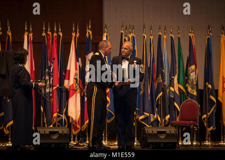 Generalmajor Arthur J. Logan präsentiert eine Auszeichnung Command Chief Master Sgt. Robert E. Lee während der Pennsylvania National Guard Geburtstag Gedenkfeier in Honolulu, Hawaii Dez. 15, 2017 im Hawaii Convention Center. Der Geburtstag ball feierte 381 Jahre der Pennsylvania National Guard. Stockfoto