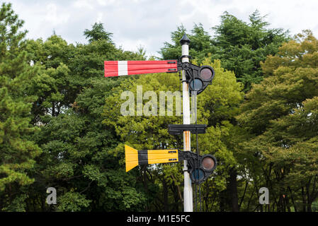 British Railway Semaphore Signalisierung Post (in Japan). Rote zeichen Signale für Zug nach 'Stop'. Gelbe Signal ist ein "gegen" - Signal Stockfoto