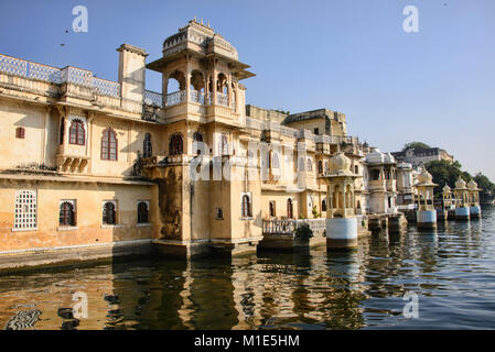 Die alte Bagore Ki Haveli Mewari Prime minsiter's Home auf dem Pichola-see, Udaipur, Rajasthan, Indien Stockfoto