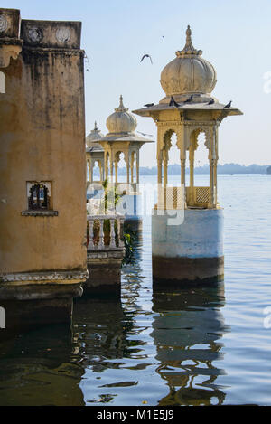 Die alte Bagore Ki Haveli Mewari Prime minsiter's Home auf dem Pichola-see, Udaipur, Rajasthan, Indien Stockfoto