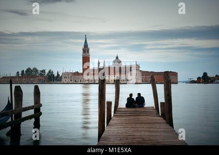 Liebhaber vor der Kirche San Giorgio Maggiore in Venedig, Italien. Stockfoto