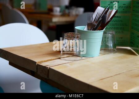 Tisch in einem Restaurant von Besteck, Servietten und Gläser Stockfoto