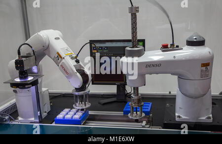 Bangkok, Thailand - 22. November 2017: Denso be-/entladen Automatisierung Roboter in Metalex 2017 Stockfoto