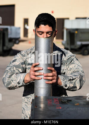 Us Air Force Airman 1st Class Isaac Johnson, 7 Equipment Maintenance Squadron aerospace Ground Equipment Techniker, kontrolliert die Brenner Auspuff einer neuen Generation Heizung an Dyess Air Force Base, Texas, 23.01.2018. NGH liefern Wärme für eine Vielzahl von verschiedenen Fliegern auf der Basis einschließlich Sicherheitskräfte Verteidiger und flightline Personal. (U.S. Air Force Stockfoto