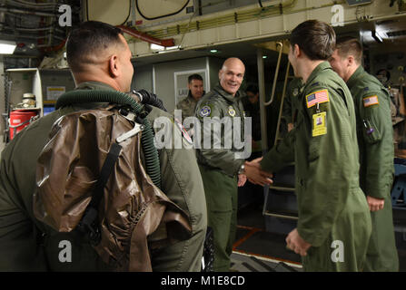 Gen. Carlton D. Everhart II, Air Mobility Command Commander, entspricht 1 Leutnant John Dewilder, 4. Airlift Squadron Pilot, während der Begrüßung die C-17 Globemaster III Mannschaft eines C-17 Globemaster III er mit Joint Base Lewis-McChord, Washington, Jan. 25, 2018 fliegen würde. Everhart besucht JBLM, Zeugnis über das gesamte Spektrum der Bereitschaft in Aktion während der Team McChord Übung Winterhook. (U.S. Air Force Stockfoto