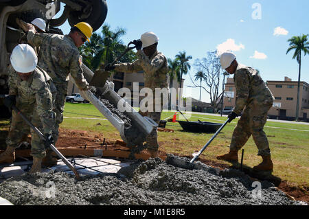 Soldaten des 561St Ingenieur Gesellschaft zugeordnet, 84th Engineer Battalion, 130 Engineer Brigade, 8 Theater Sustainment Command, Arbeit als Bau Team bei Schofield Baracke, Hawaii, am Jan. 26, 2018. Die Ingenieure sind Festlegung der Bürgersteig und Grundlage für die 25 Infanterie Division 3. Brigade Combat Team Bronco Memorial in der Nähe platziert werden können. (U.S. Armee Stockfoto