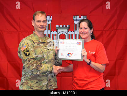 Wiederherstellung des Field Office (RFO) - Puerto Rico Kommandant Oberstleutnant Andrew S. Yoder (links) anerkannten Margaret Sexton (rechts) bei der Preisverleihung im Rahmen der RFO in Guaynabo, V.r. am 27. Januar 2018 statt. Sexton, ist Mitglied der New Orleans Bezirk, wenn nicht bereitgestellt. Stockfoto