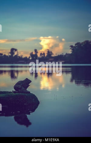 Frosch Skulptur am Ufer eines Sees in der Nähe der Tempel Pura Ulun Danu Bratanin, Bali, Indonesien Stockfoto