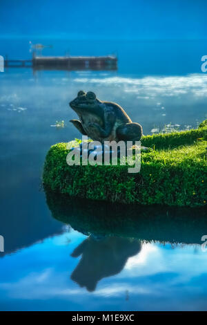 Frosch Skulptur am Ufer eines Sees in der Nähe der Tempel Pura Ulun Danu Bratanin, Bali, Indonesien Stockfoto