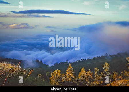 Dichte Wolken unter der Spitze einer Kante des Gunung Rinjani Vulkan in Lombok, Indonesien Stockfoto