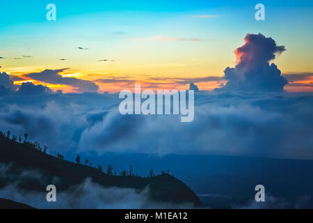 Dichte Wolken unter der Spitze einer Kante des Gunung Rinjani Vulkan in Lombok, Indonesien Stockfoto