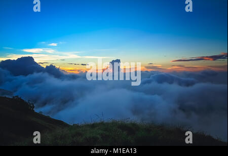 Dichte Wolken unter der Spitze einer Kante des Gunung Rinjani Vulkan in Lombok, Indonesien Stockfoto