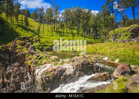 Fluss endet in einem Wasserfall mit einem Wasser aus Kratersee des Gunung Rinjani Vulkan, Insel Lombok, Indonesien Stockfoto