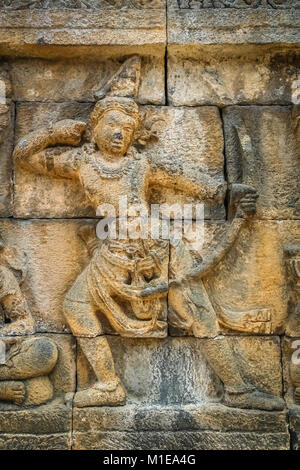 Kleine Abbildung eines weiblichen Archer geschnitzt an der Wand im Tempel Borobudur auf Java, Indonesien Stockfoto