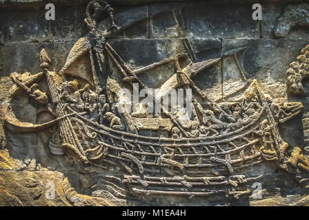 Segelschiff modelliert und an der Wand im Tempel Borobudur auf Java, Indonesien geschnitzt Stockfoto