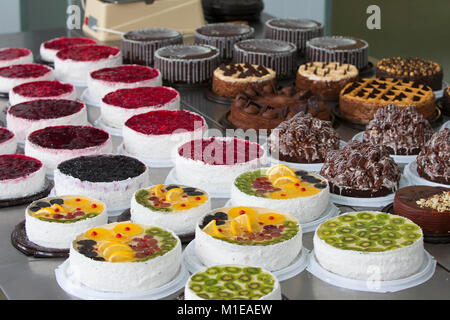 Und Kuchen backen. industriellen Linie der Kuchen. Viele schöne Kuchen auf dem Tisch. Bunte kulinarische Produkte Stockfoto