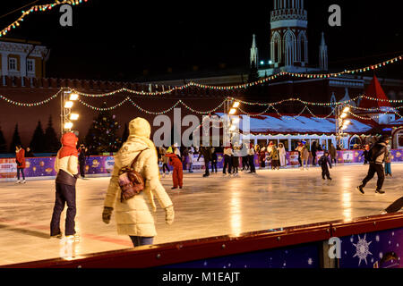 Eisbahn auf dem Roten Platz in Winternacht, die Beleuchtung in der Nacht in Moskau. Stockfoto