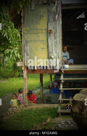 Eine lokale Musselin Familie in Koh Yao Yai, einem thailändischen Insel in der Andamanensee. 20-Jan-2018 Stockfoto