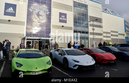 Cardiff City Stadium, Cardiff City v Manchester City 4 rd der Emirate FA Cup. Cardiff Vorstandsmitglieder super Autos im Bild außerhalb des Stadions Stockfoto