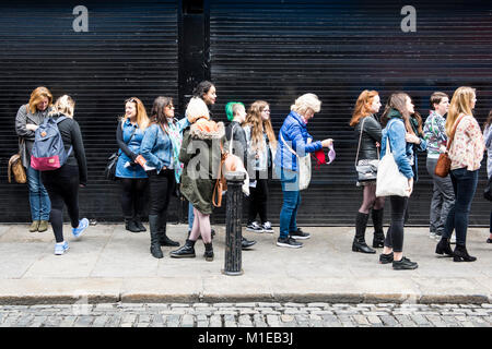 Frauen aufgereiht Aufhebung Sweatshirts im Indigo & Stoff Store am Tag der Rallye zu kaufen. Aufhebung der 8. Änderung der irischen Verfassung. Pro-choice (Abtreibung) Rallye in Dublin, Irland Stockfoto