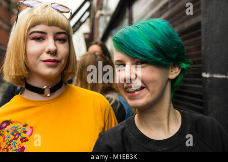 Frauen aufgereiht Aufhebung Sweatshirts im Indigo & Stoff Store am Tag der Rallye zu kaufen. Aufhebung der 8. Änderung der irischen Verfassung. Pro-choice (Abtreibung) Rallye in Dublin, Irland Stockfoto