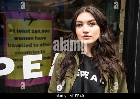 Frauen aufgereiht Aufhebung Sweatshirts im Indigo & Stoff Store am Tag der Rallye zu kaufen. Aufhebung der 8. Änderung der irischen Verfassung. Pro-choice (Abtreibung) Rallye in Dublin, Irland Stockfoto