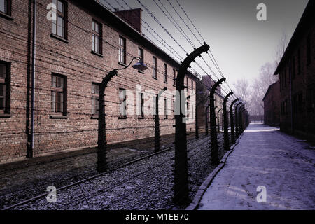 Elektrische Zäune zwischen Unterkunft Bausteine in Auschwitz I - Oswiecim - Polen Stockfoto