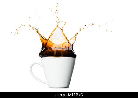 Tasse Kaffee spritzt auf weißem Hintergrund. Stockfoto