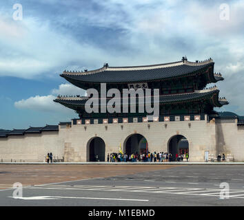 SEOUL, Südkorea, 12. SEPTEMBER 2015: Gwanghwamun Gates mit Touristen Stockfoto