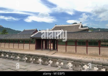 SEOUL, Südkorea, 12. SEPTEMBER 2015: Wand mit Dach innerhalb der Gyeongbokgung Palast gründen Stockfoto