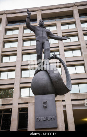 Zink Statue der erste Kosmonaut Juri Gagarin an einem temporären Speicherort in der Mall London UK im Jahr 2012 Stockfoto