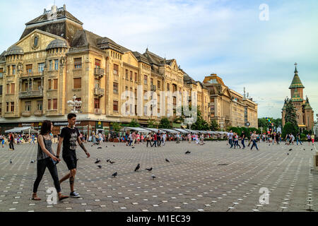 Junges Paar gehen über Sieg Place mit Orthodoxen Kathedrale im Hintergrund, Timisoara, Rumänien. Juni 2017. Stockfoto