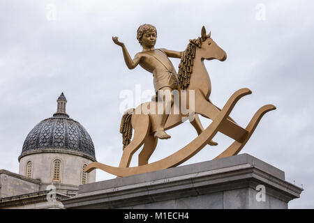 LONDON, Großbritannien - 28 Oktober 2012: Machtlos Strukturen, Kind auf einem schaukelpferd Bronzestatue von Michael Elmgreen und Ingar Dragset als temporäre Skulptur Stockfoto