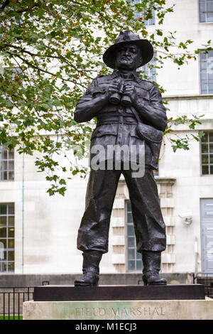 LONDON, Großbritannien - 28 Oktober 2012: Ivor Roberts-Jones der Bronzestatue von William Slim, 1st Viscount Slim, ein britischer militärischer Befehlshaber und der 13 Regler - Stockfoto