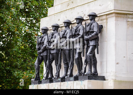 LONDON, UK, 28. Oktober 2012: Fünf Skulpturen aus Bronze von Soldaten an Wachen Memorial auch als die Wachen Abteilung auf Horse Guards Road Stockfoto