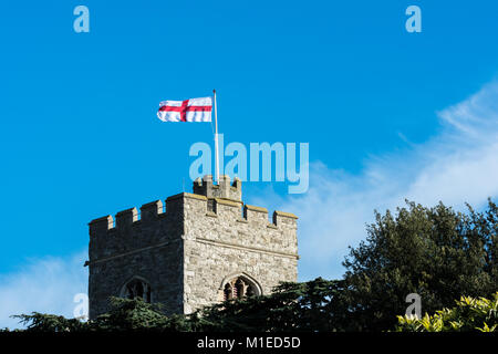 In einer perfekten blauen Himmel, die unter der Flagge von St. George, das Fliegen auf dem Turm von St. Clements Kirche, Leigh-on-Sea Stockfoto