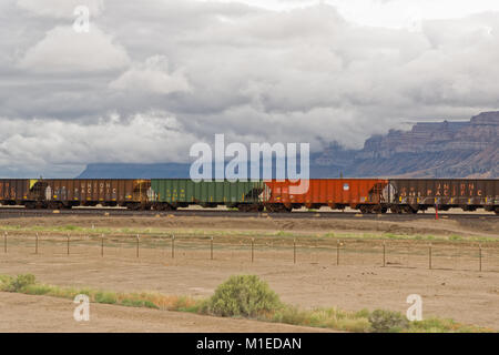 Moab, Utah, USA - Juni 6, 2015: verrostete Autos auf den Spuren stationiert. Die Union Pacific Railroad ist eine US-amerikanische Güterbahn ansässige Unternehmen Stockfoto