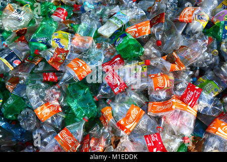 Detail der Stapel der abgeflachten Coca Cola und anderen Kunststoff fizzy Getränke Flaschen Stockfoto
