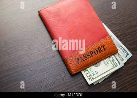 Reisepass mit Geld liegen auf einem Holztisch Stockfoto